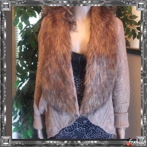 NEW Gorgeous Sweater w/fur collar sz med